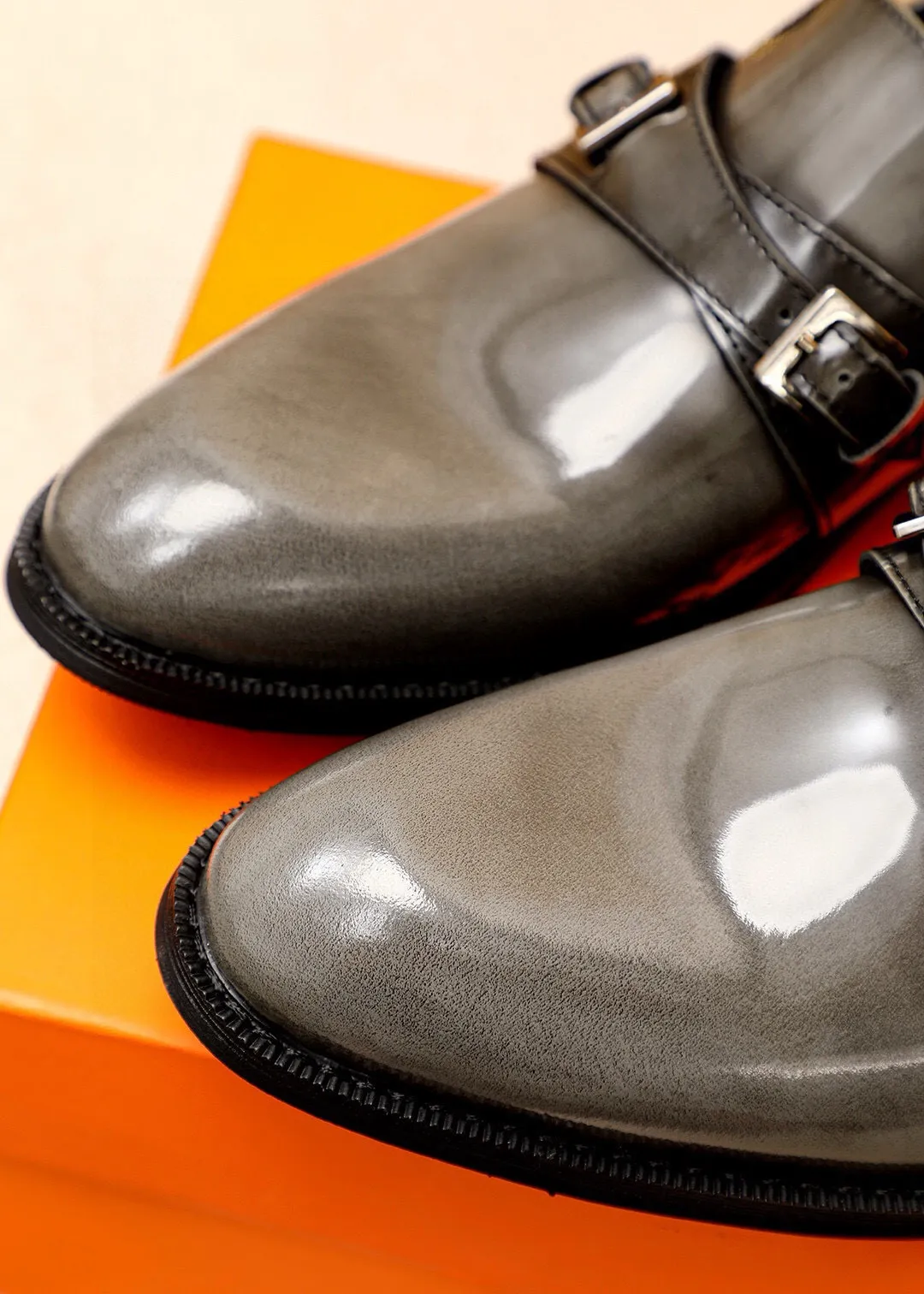 Men's shoes 💰480💐 Product trademark: HERMES "Hermès" business leather shoes Regular size: 38-44 (45🉑️customized) Product materials: Selected imported first-layer open-edge beaded calfskin upper, imported water-dyed 🐂 cowhide lining. Strong three-dimensional visual effect, non-slip and wear-resistant combination outsole Color: 2⃣️colors available